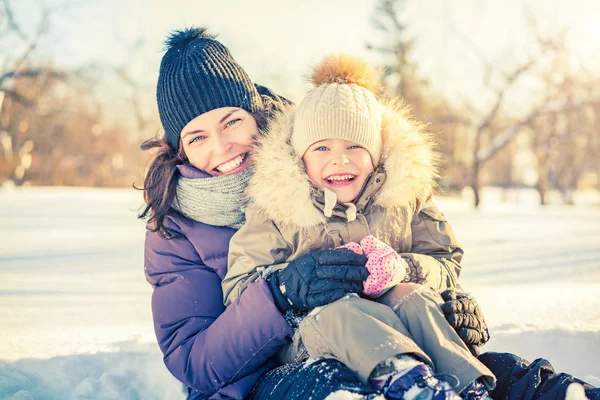 Mor och dotter spela på vinterdag — Stockfoto