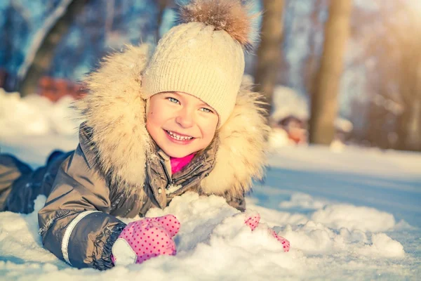 Bambina in un parco invernale — Foto Stock