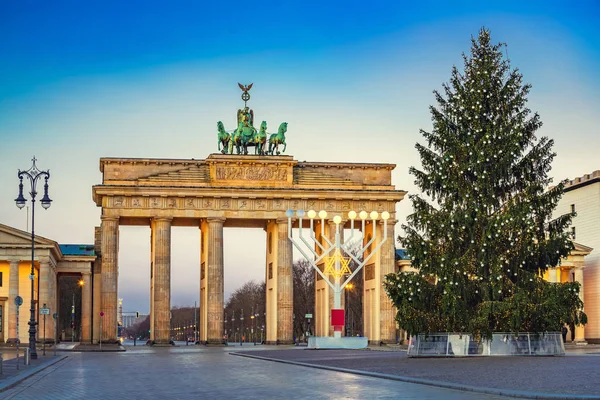 Brandenburger Tor und Weihnachtsbaum — Stockfoto