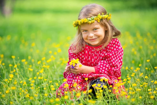 Kleines Mädchen im Frühlingspark — Stockfoto