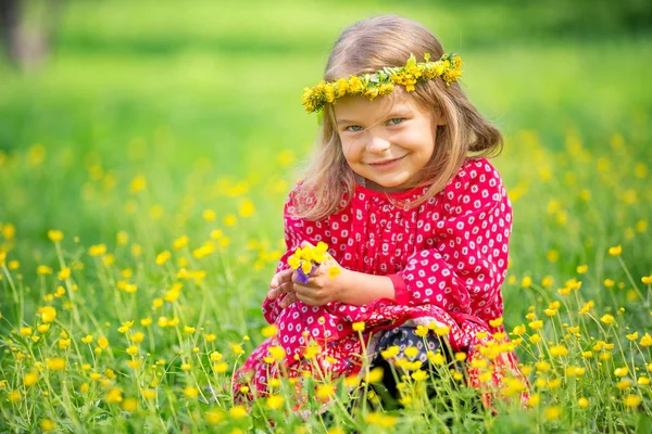 Liten flicka i vår park — Stockfoto