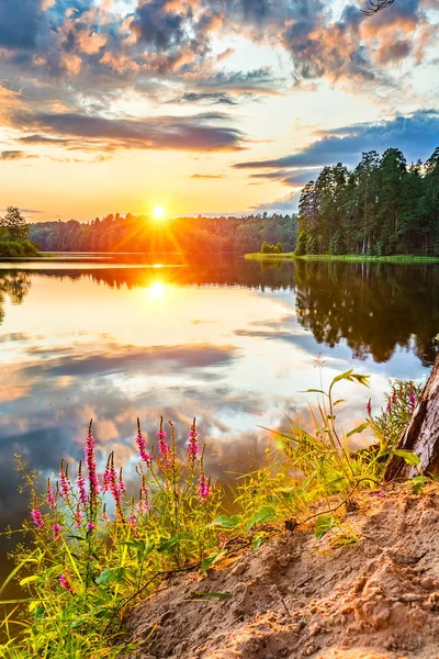 Schöner Sonnenuntergang über dem See — Stockfoto