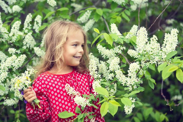 Menina em flores de primavera — Fotografia de Stock