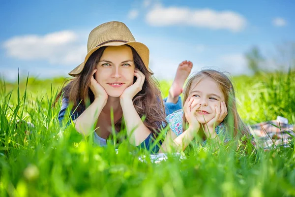 Moeder en dochter op groene zomer weide — Stockfoto