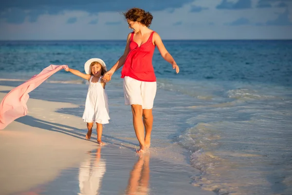 Мать и дочь гуляют по пляжу — стоковое фото