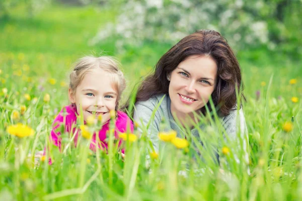Мать и дочь на зеленом летнем лугу — стоковое фото