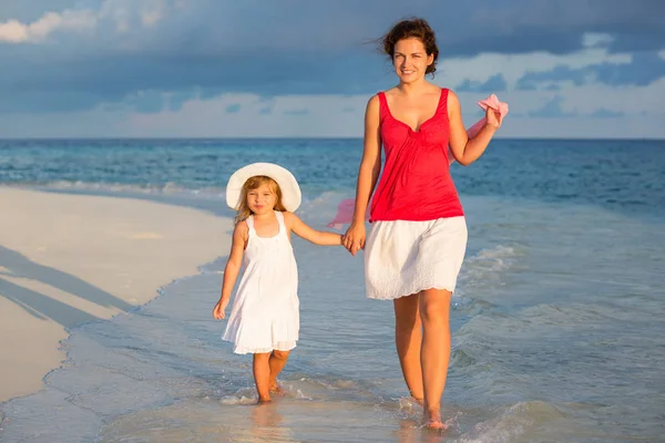 Anne ve kızı sahilde yürüyor. — Stok fotoğraf
