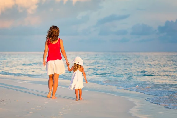 Matka i córka spacerujące po plaży — Zdjęcie stockowe