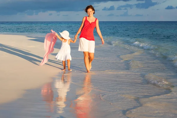 Matka a dcera kráčející po pláži — Stock fotografie