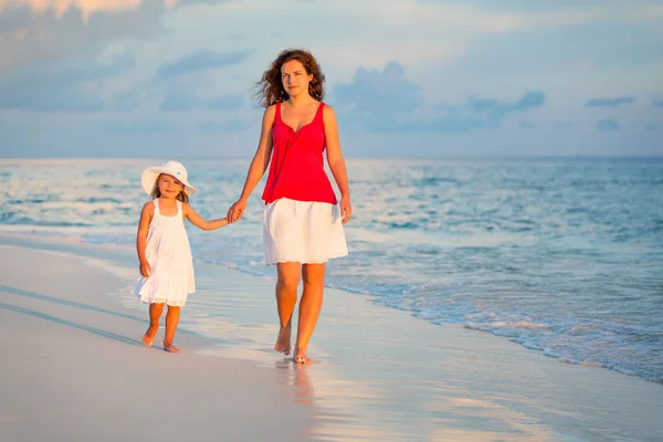 Mutter und Tochter spazieren am Strand — Stockfoto