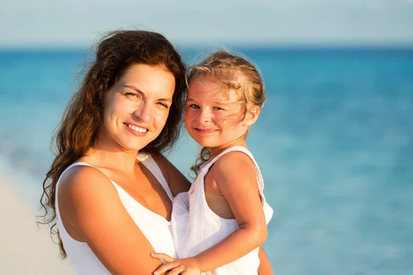 Šťastná matka a dcera na pobřeží moře — Stock fotografie