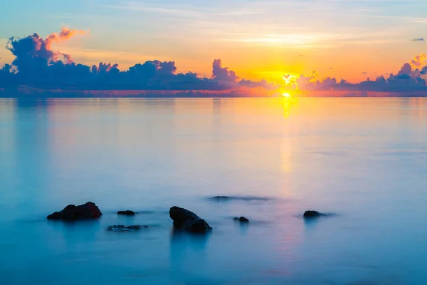 Схід сонця над океаном — стокове фото
