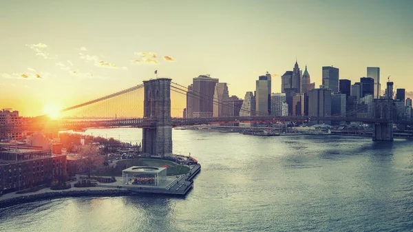 Brooklyn Bridge e Manhattan ao pôr-do-sol — Fotografia de Stock