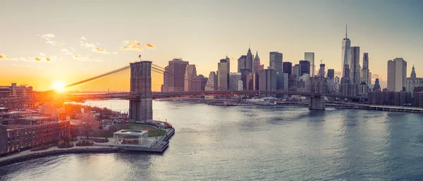 Brooklyn Bridge e Manhattan ao pôr-do-sol — Fotografia de Stock