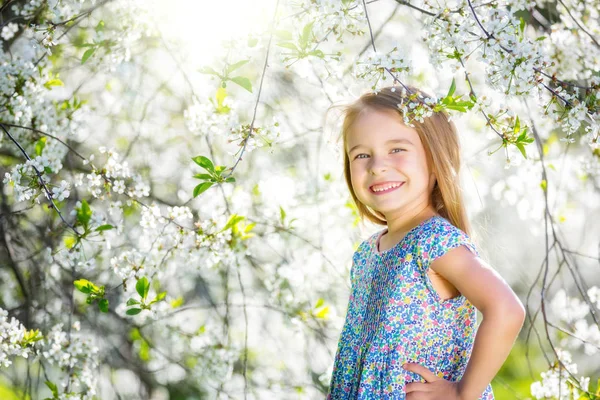 Niña feliz en el jardín de flores de cerezo —  Fotos de Stock