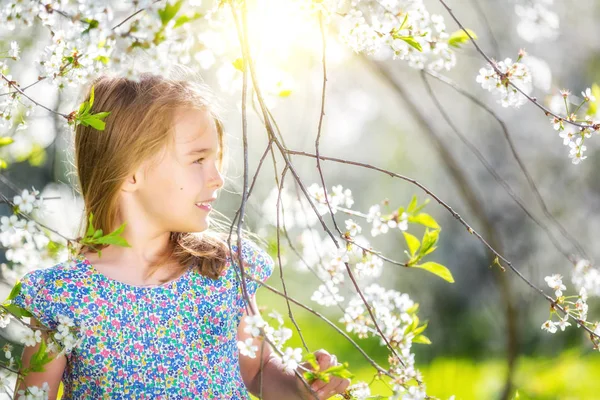 Menina feliz no jardim flor de cerejeira — Fotografia de Stock