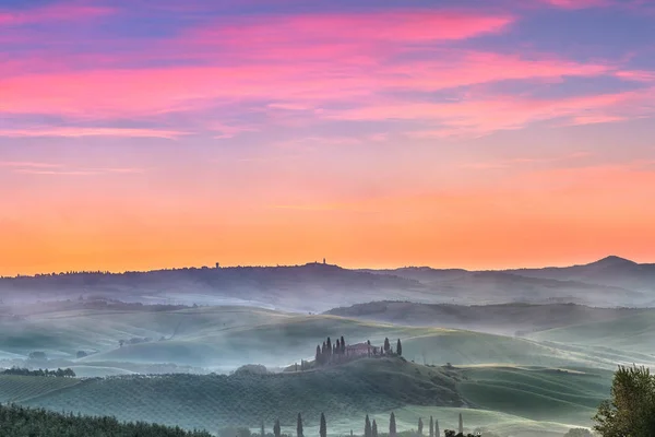Тосканский пейзаж на рассвете — стоковое фото