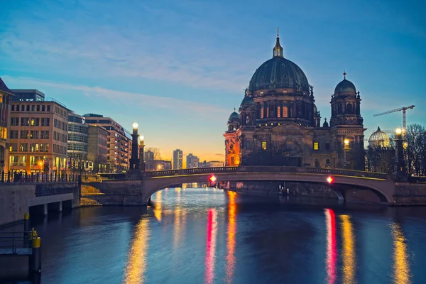 Berliner Dom an der Spree bei Nacht, Berlin — Stockfoto