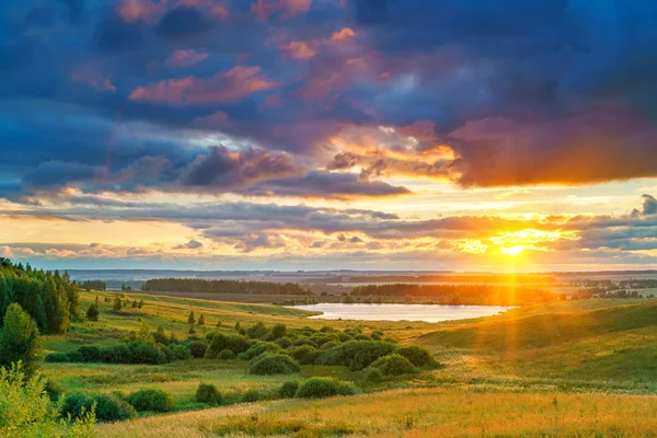 Sommar stormig solnedgång — Stockfoto