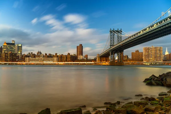 曼哈顿大桥与曼哈顿黄昏 — 图库照片