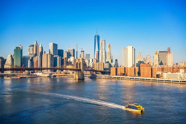 Бруклинский мост и Манхэттен в солнечный день — стоковое фото
