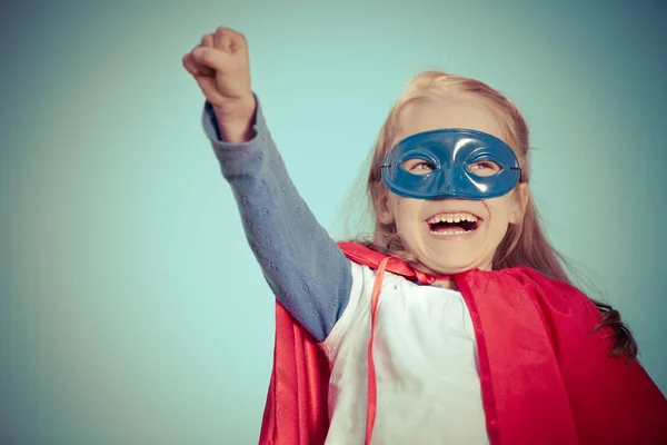 Engraçado menina jogando poder super herói . — Fotografia de Stock