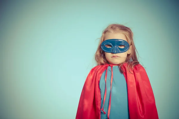 Engraçado menina jogando poder super herói . — Fotografia de Stock