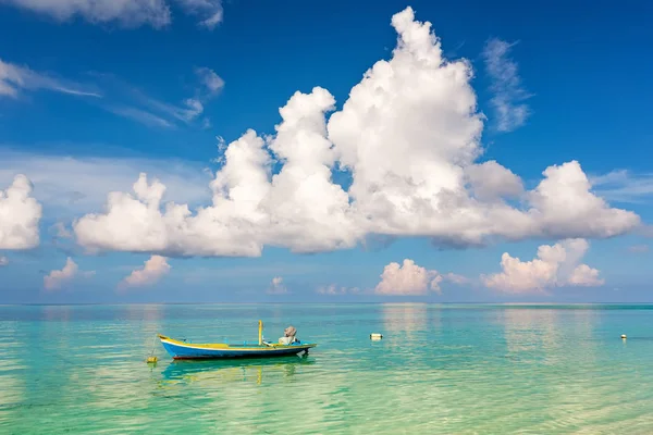 Красивий океанський пляж і човен — стокове фото
