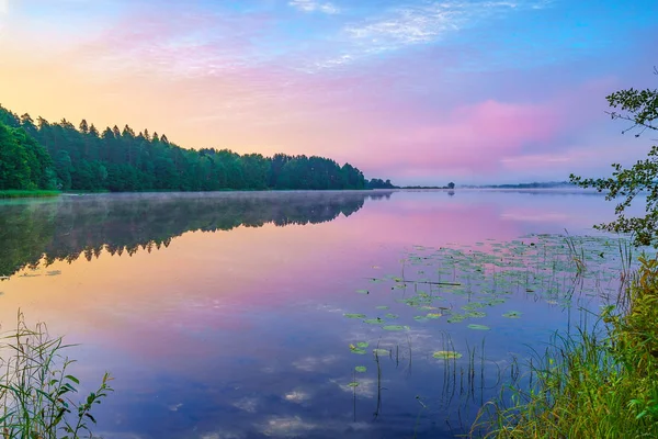 Heller Sonnenaufgang über einem See — Stockfoto