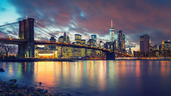 Brooklyn Bridge und Manhattan in der Dämmerung — Stockfoto