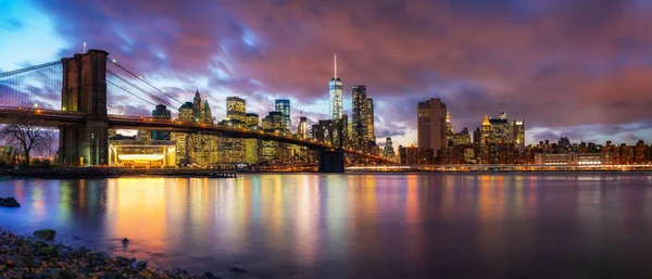 Brooklyn Bridge og Manhattan i skumringen - Stock-foto