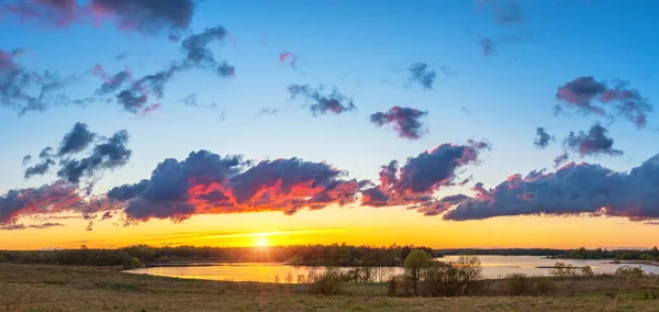 湖の上の明るい夕日 — ストック写真