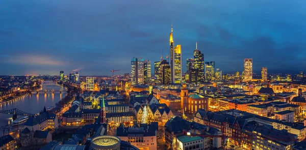 Panoramisch uitzicht op Frankfurt in de schemering — Stockfoto