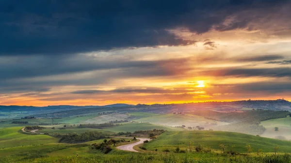 Paisagem Toscana colorida ao nascer do sol — Fotografia de Stock