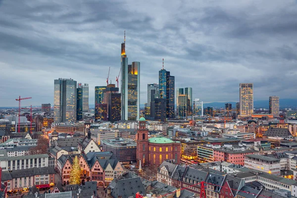 Utsikt över Frankfurt i skymningen — Stockfoto