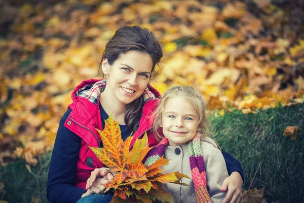 Mãe e filha no parque de outono — Fotografia de Stock