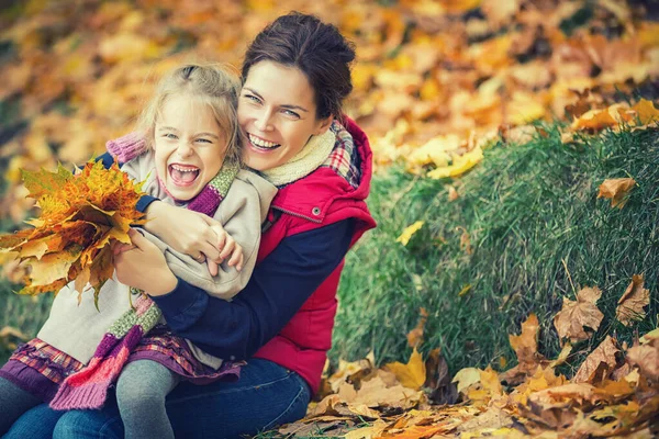 가을 공원에 있는 어미와 딸 — 스톡 사진