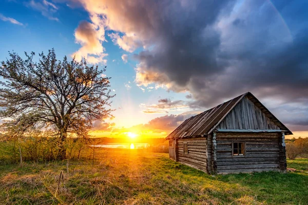 Colorido atardecer en un campo — Foto de Stock