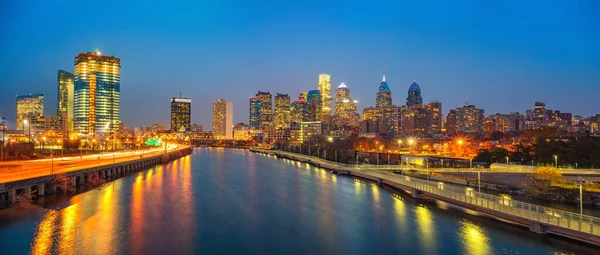 El horizonte de Filadelfia y el río Schuylkill por la noche, EE.UU. . — Foto de Stock