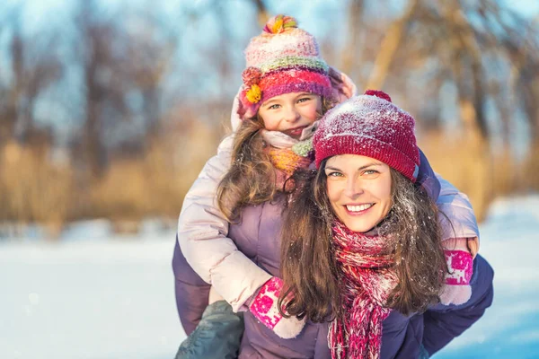 Activa madre e hija jugando en el parque de invierno — Foto de Stock