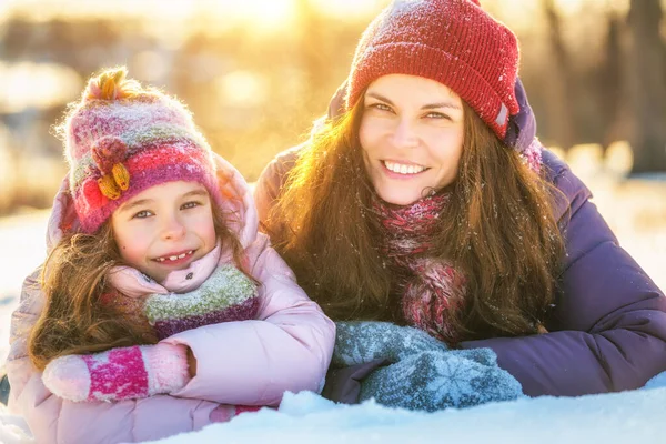 Madre e hija jugando en el parque de invierno — Foto de Stock