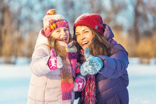 Positiva madre e figlia che giocano nel parco invernale — Foto Stock