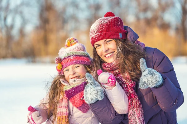 Positiv mor och dotter leker i vinterparken — Stockfoto