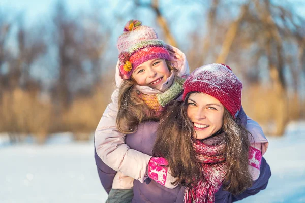 Aktiv mor och dotter leker i vinterparken — Stockfoto