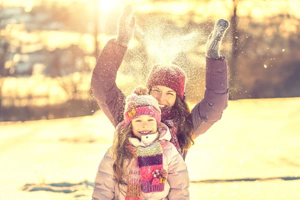 Aktiv mor och dotter leker i vinterparken — Stockfoto