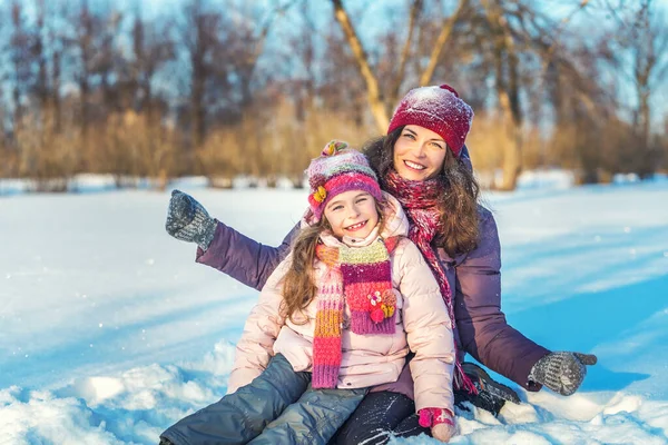 Madre e figlia attive che giocano nel parco invernale — Foto Stock