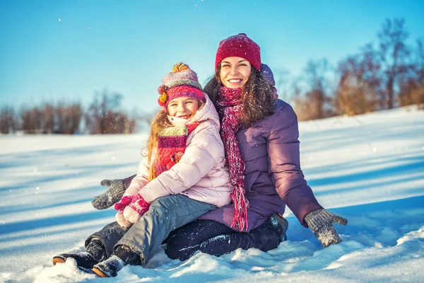 Activa madre e hija jugando en el parque de invierno — Foto de Stock