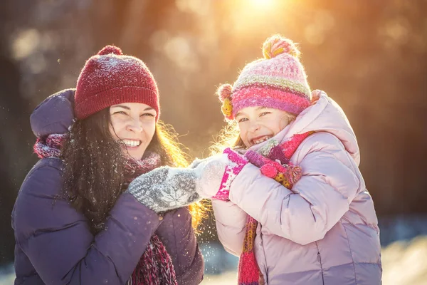 Aktiv mor och dotter leker i vinterparken — Stockfoto