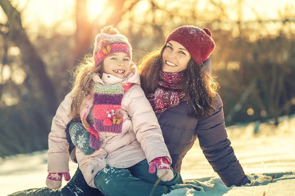 Aktiv mor och dotter leker i vinterparken — Stockfoto