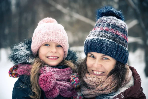 Madre e figlia che giocano nel parco invernale — Foto Stock